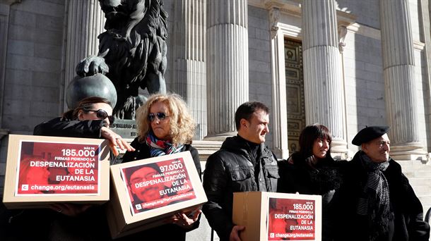 Entrega de firmas en el Congreso de los Diputados. Foto: EFE.