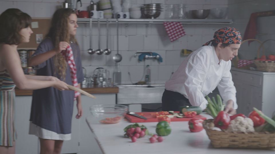 Zuri eta Eli sukaldean Martinekin