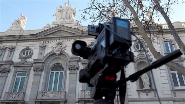 Un cámara frente a la fachada del TS. 