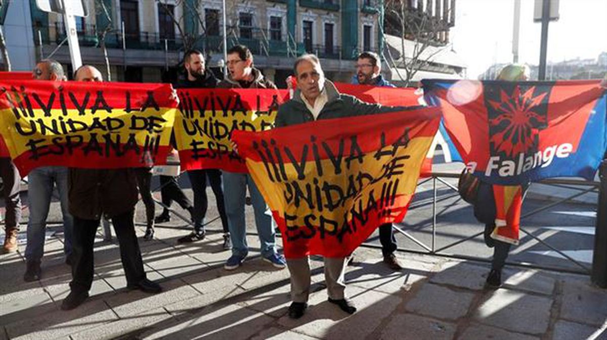 Banderas de España y la Falange