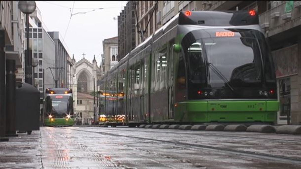 El tranvía de Vitoria-Gasteiz. Imagen obtenida de un video de EiTB.