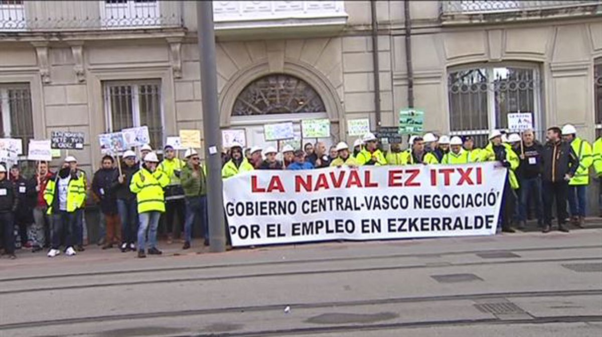 Concentración de los trabajadores de La Naval ante el Parlamento vasco, el 14 de febrero