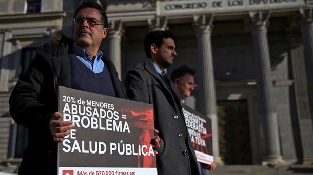 Víctimas de abusos sexuales ante el Congreso de los Diputados.