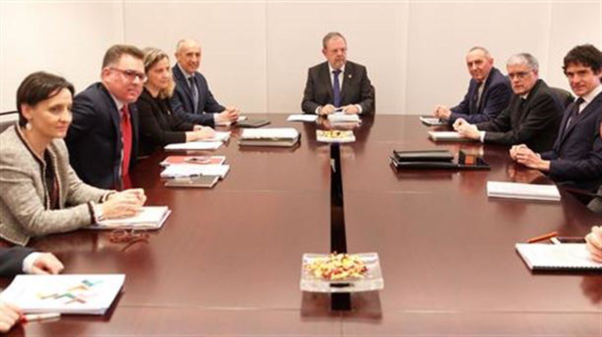 Una reunión anterior del consejo vasco de finanzas. 