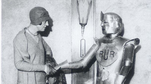 El robot se inventó en el teatro