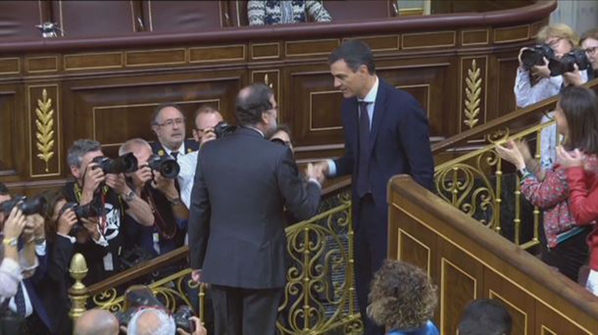 Mariano Rajoy saluda a Pedro Sánchez