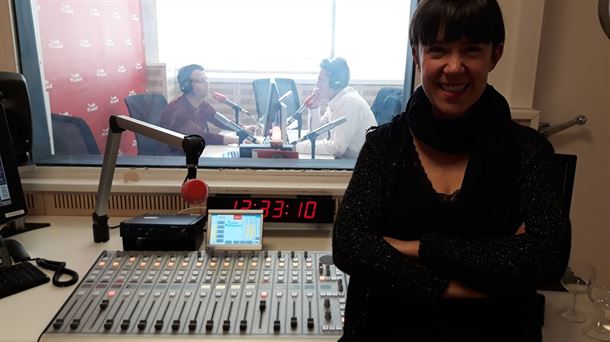 Juanjo Artero y Carles Francino, actores, con María Huegún de Donostia Kultura