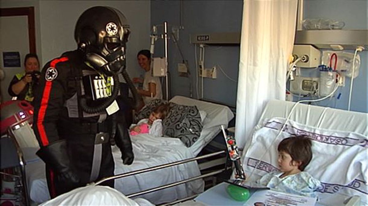 Personajes de Star Wars visitan a niños y niñas ingresados en el Hospital Donostia 