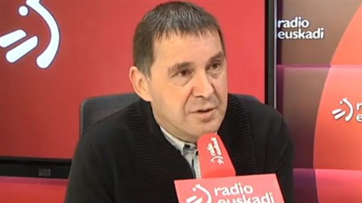 Arnaldo Otegi en los estudios centrales de Radio Euskadi.