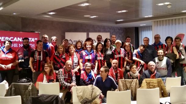 Aficionados baskonistas asisten en directo a un Supercanasta tras la decepción de la Copa en Madrid 