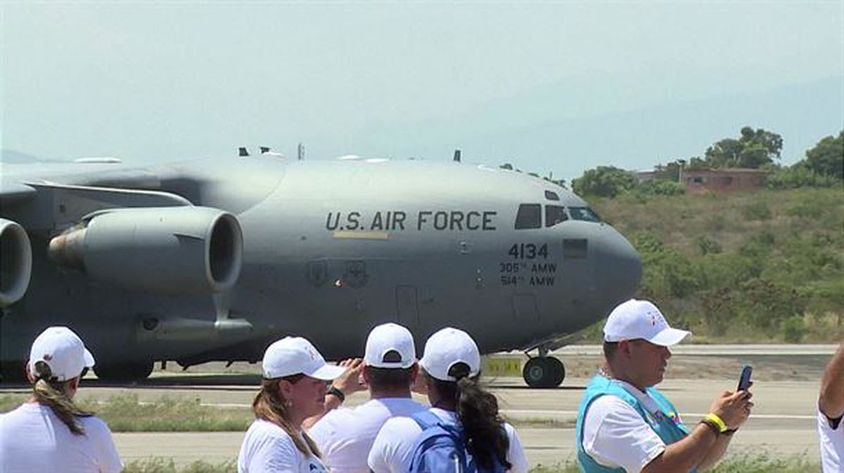 Imagen del avión procedente de los EE. UU., al aterrizar en Cucutá (Colombia)