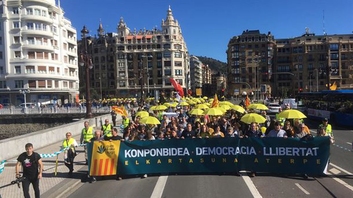 Cabecera de la marcha que ha recorrido las calles de Donostia