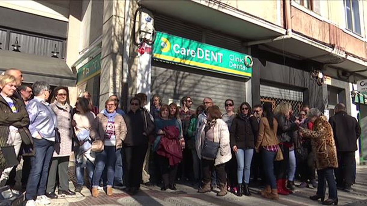 Imagen de los afectados por el cierre de la clínica dental en Barakaldo