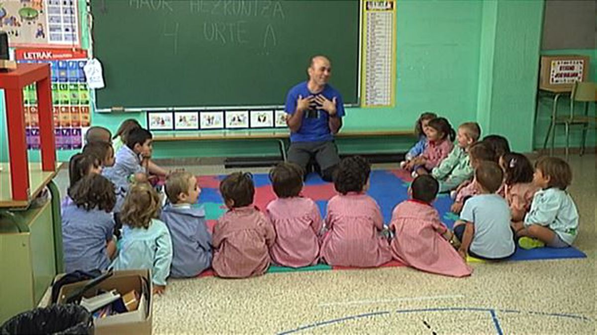 Niños y niñas en una clase, con su profesor