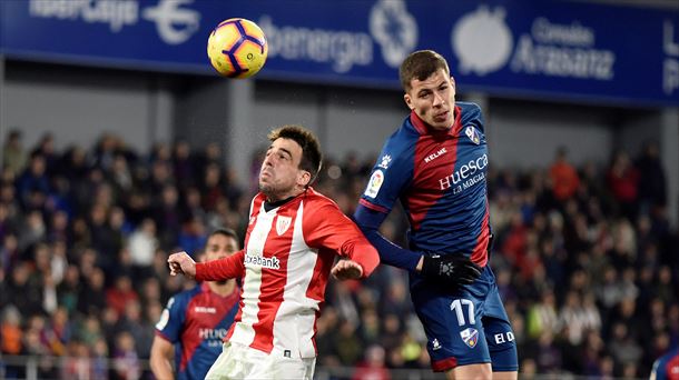 Beñat Etxebarria en el partido ante el Huesca. Foto: EFE