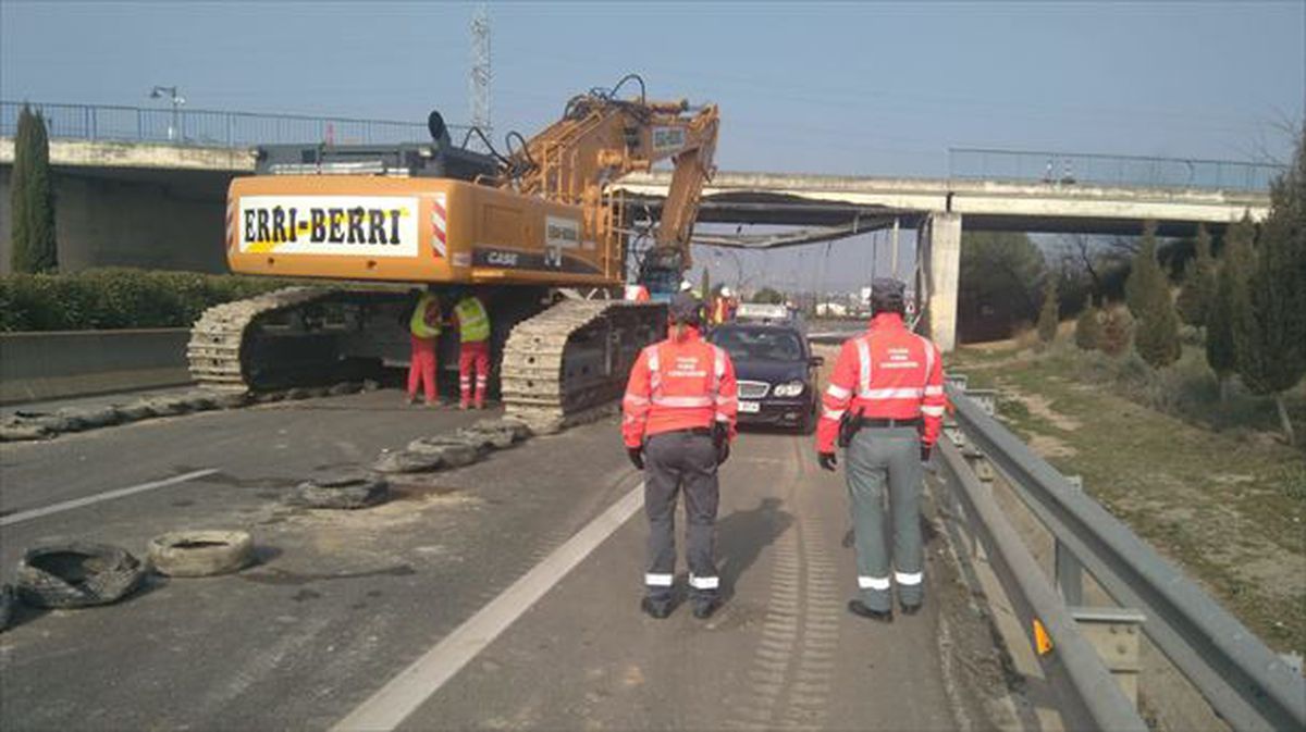 Varios agentes durante las labores de demolición del puente en Tudela