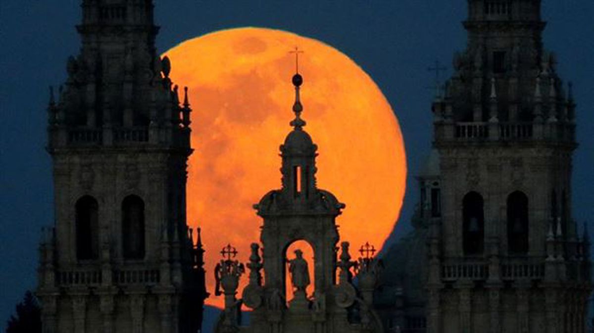 Superluna sobre la catedral de Santiago.