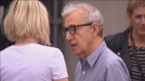 Woody Allen aparece en un photo-call en la presentación de su película en Cannes