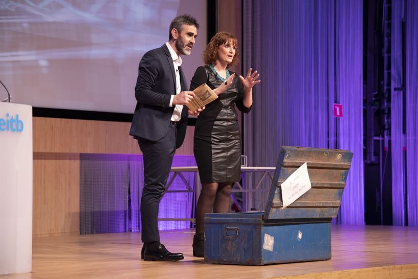 Los presentadores Iñaki Leturia y Alaitz Ochoa de Eribe