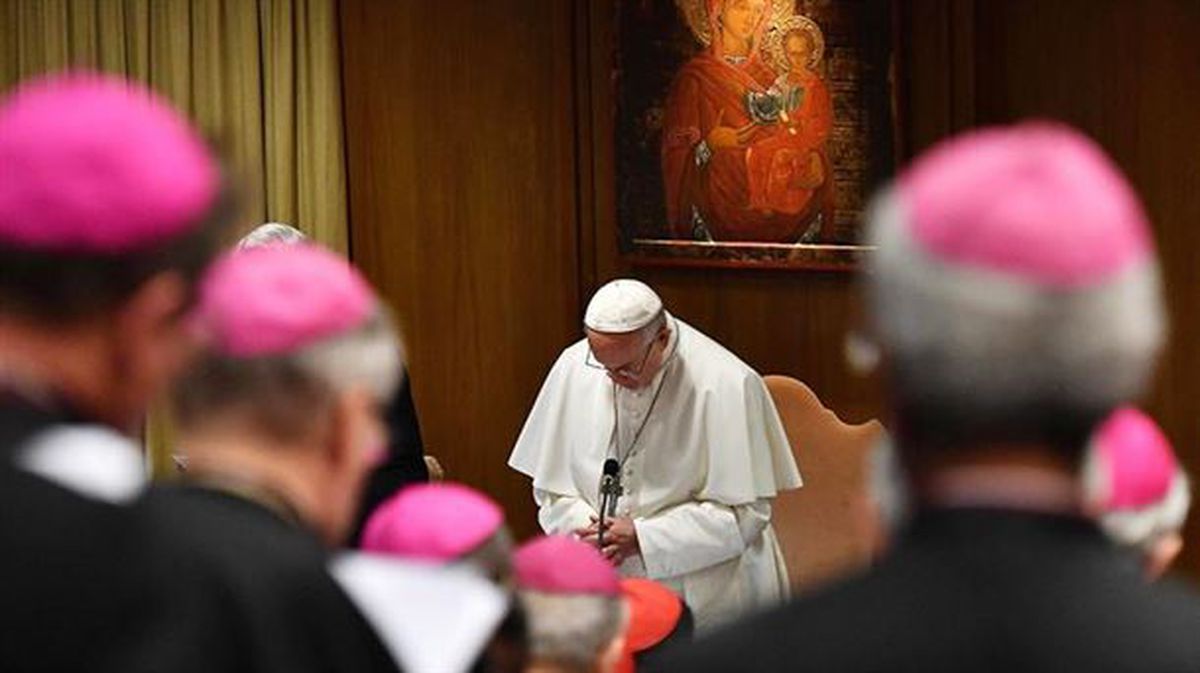 El papa Francisco durante la primera reunión celebrada en el Vaticano.