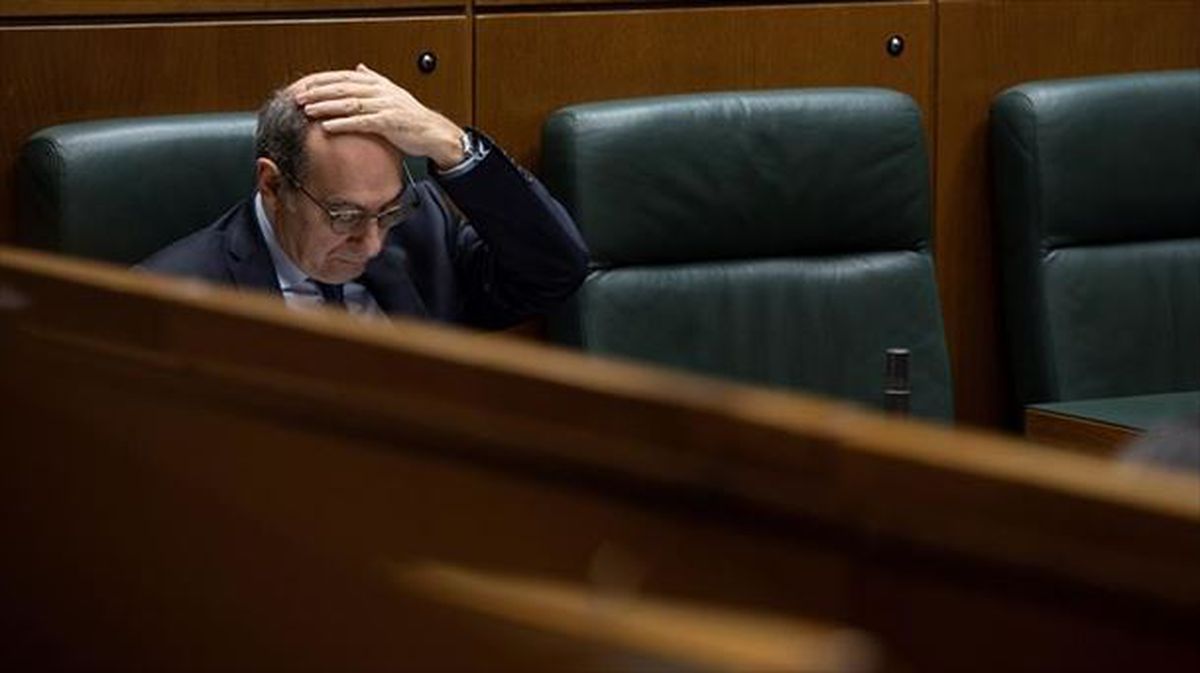 El consejero vasco de Salud, Jon Darpón sentado solo en el Parlamento Vasco