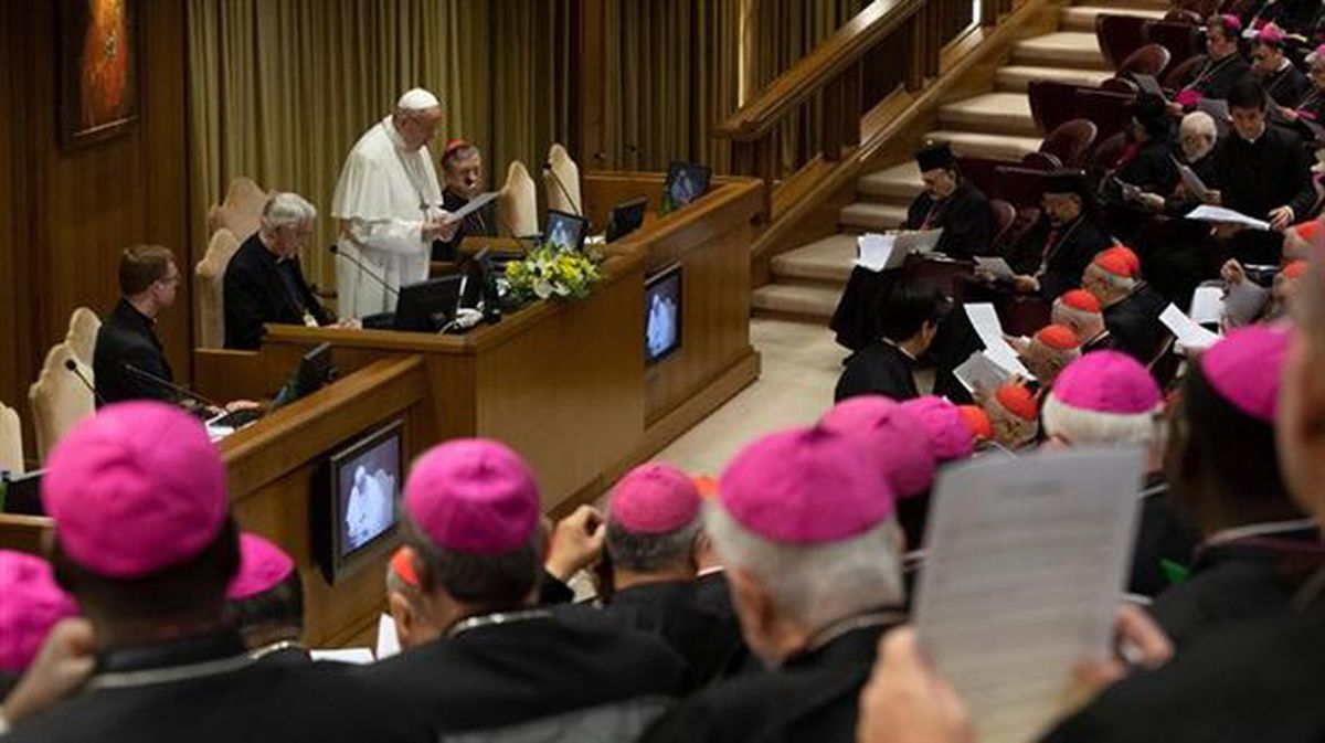 El papa Francisco durante la primera reunión celebrada en el Vaticano.
