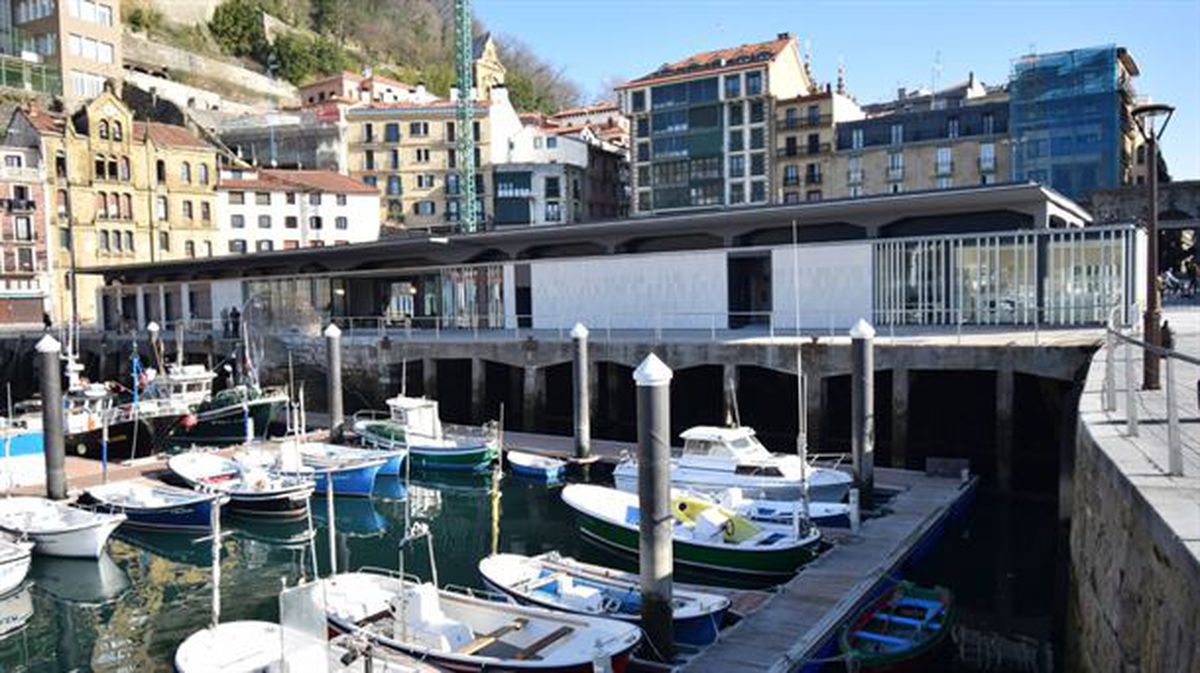 Imagen exteriores de la lonja 'portaaviones', en el puerto de Donostia