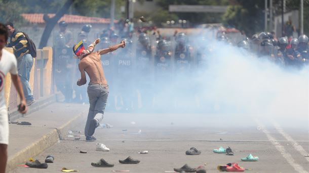 Enfrentamientos en el puente Simon Bolivar.