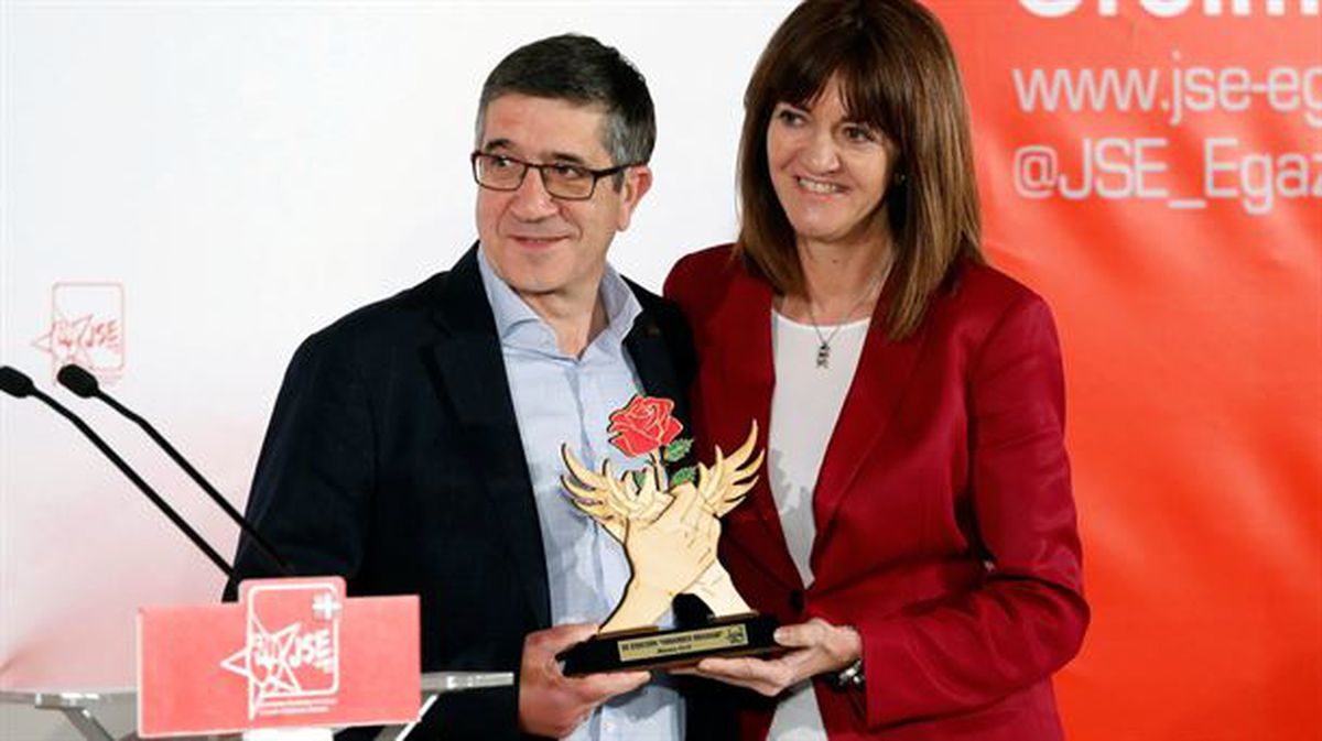 Patxi López recoge el premio 'Oroimen hegoak' de la mano de Idoia Mendia.