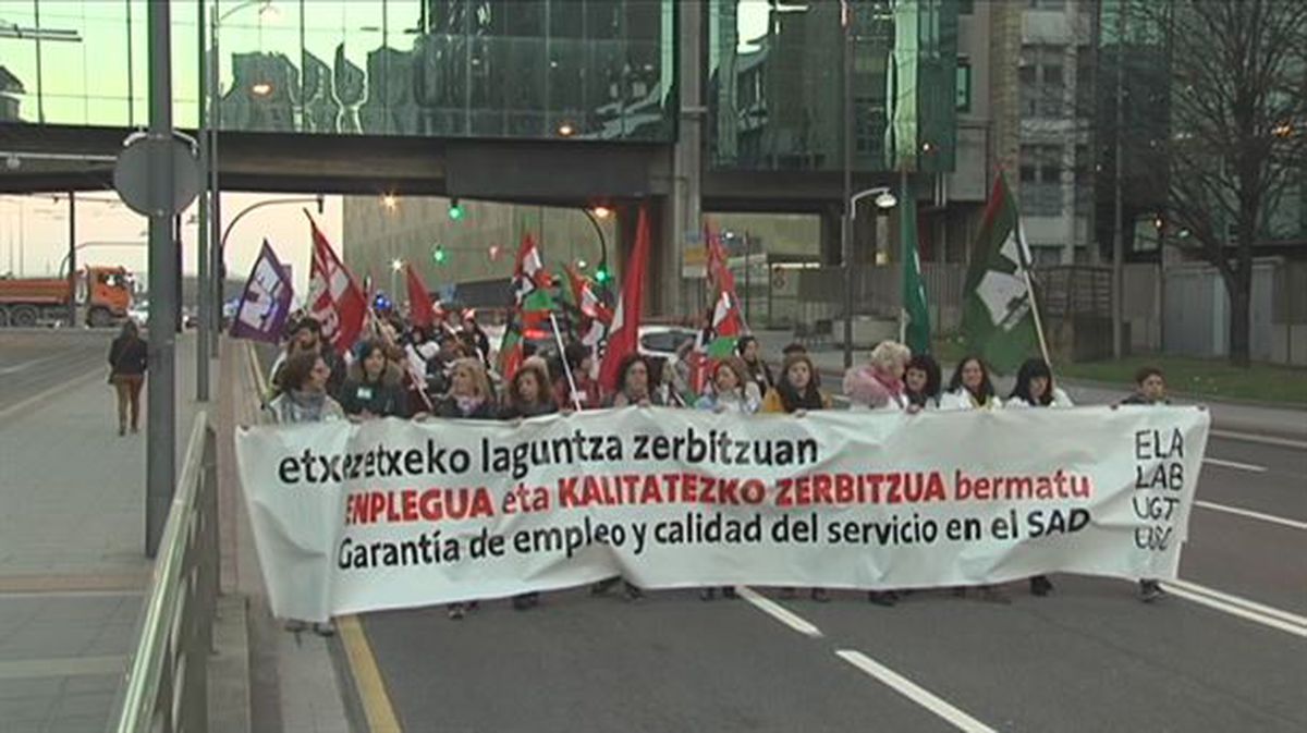 Manifestación de las trabajadoras del servicio de ayuda a domicilio de Bizkaia