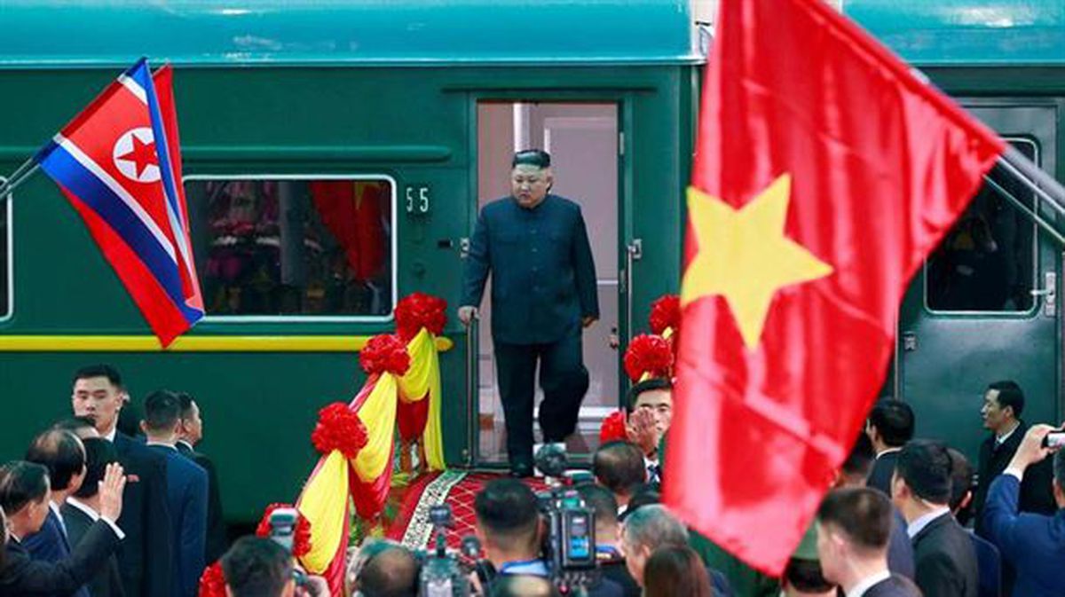 Kim Jong-un llega en tren a Vietnam