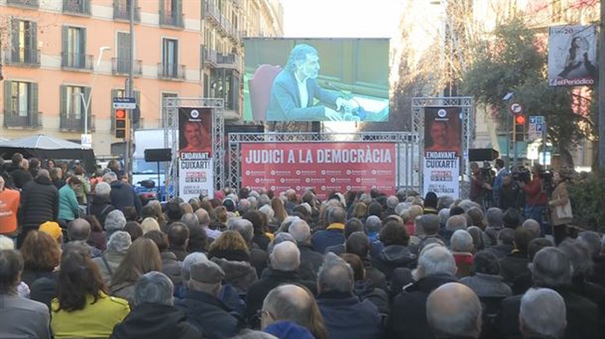 Pantalla gigante instalada por Òmnium