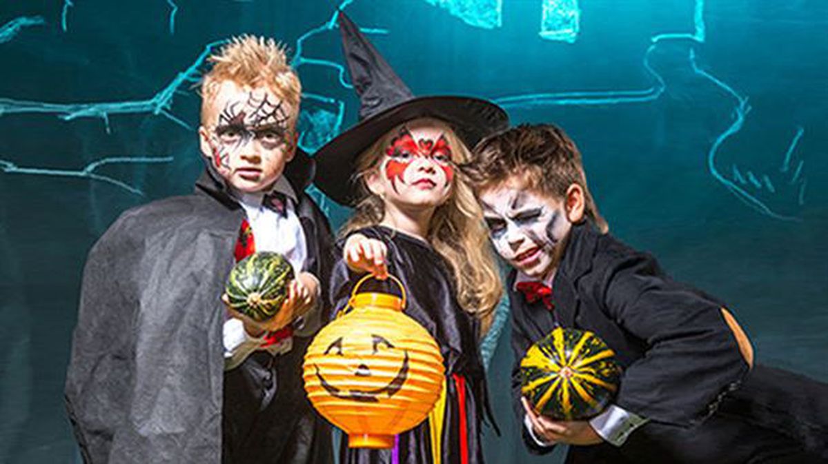 Tres menores disfrazados con motivo de Halloween
