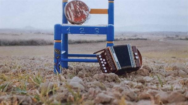 Silla de Ekhi junto a los instrumentos con los que Iñaki compuso las canciones que le dedicó