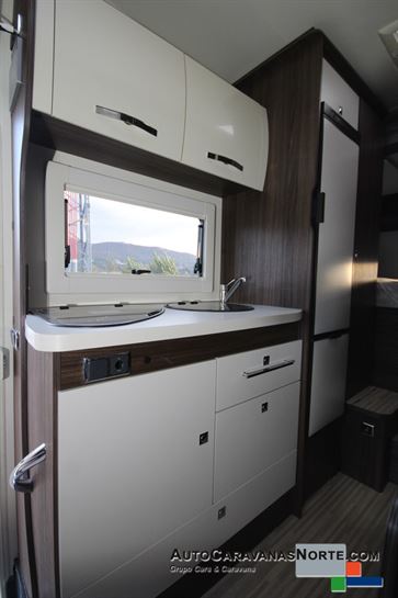 Cocina modelo Benimar Sport 340 UP