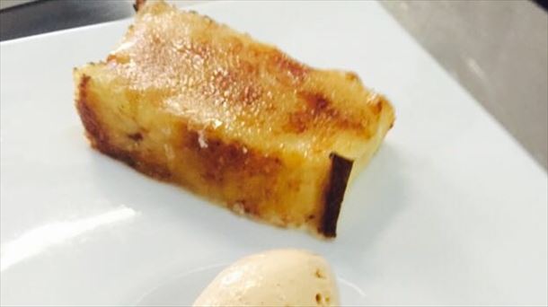 Receta de torrija caramelizada a la antigua con helado de caramelo 