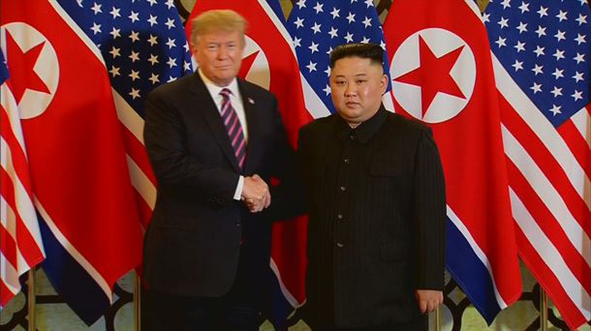 Saludo entre Donald Trump y Kim Jong-un