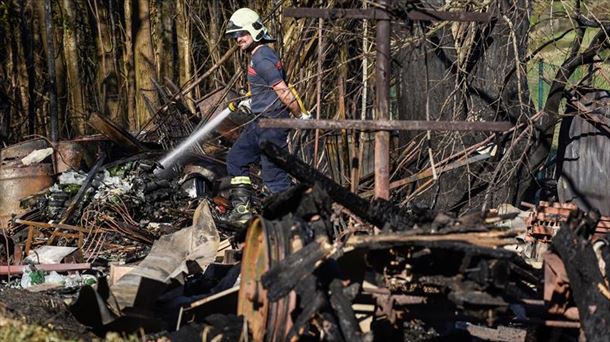 Bomberos trabajan en el lugar del incendio