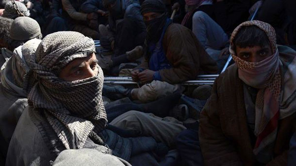 Varios hombres abandonan la ciudad de Al Baguz en un camión el pasado miércoles. Foto: EFE