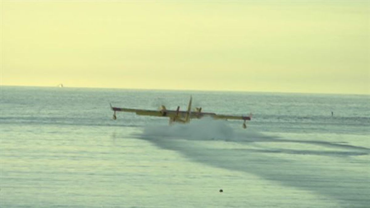 El avión que entró en La Concha a coger agua sigue siendo la comidilla en Donostia