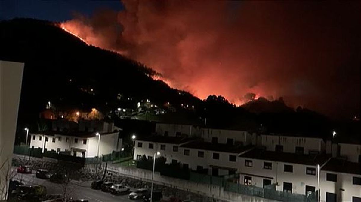 Imagen del incendio que ha calcinado parte de un monte en Muskiz