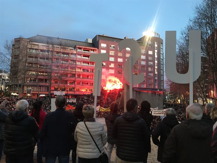 Bengalas en la manifestación del 3 de marzo