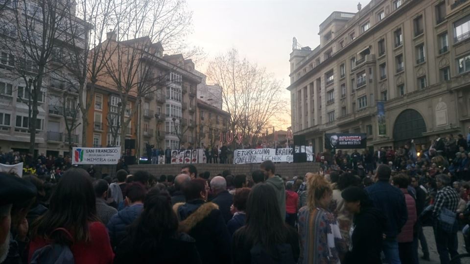 Plaza de los Fueros al término de la manifestación del 3 de marzo