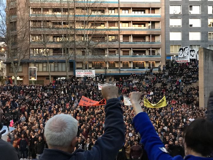 Fin de la manifestación del 3 de marzo en la Plaza de los Fueros