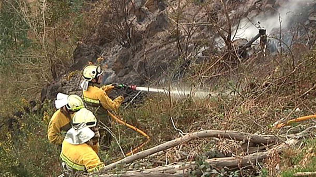 Bomberos trabajan en la extinción del incendio de Muskiz. 