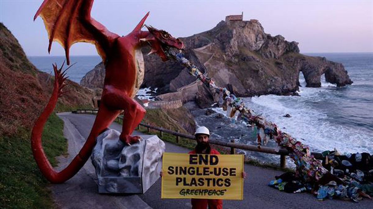 Dragón de Greenpeace en Gaztelugatxe. Foto: Greenpeace