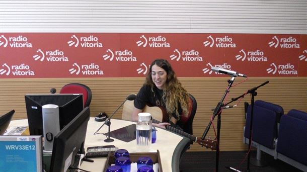 Natali presenta en Radio Vitoria su primer disco "Garena"