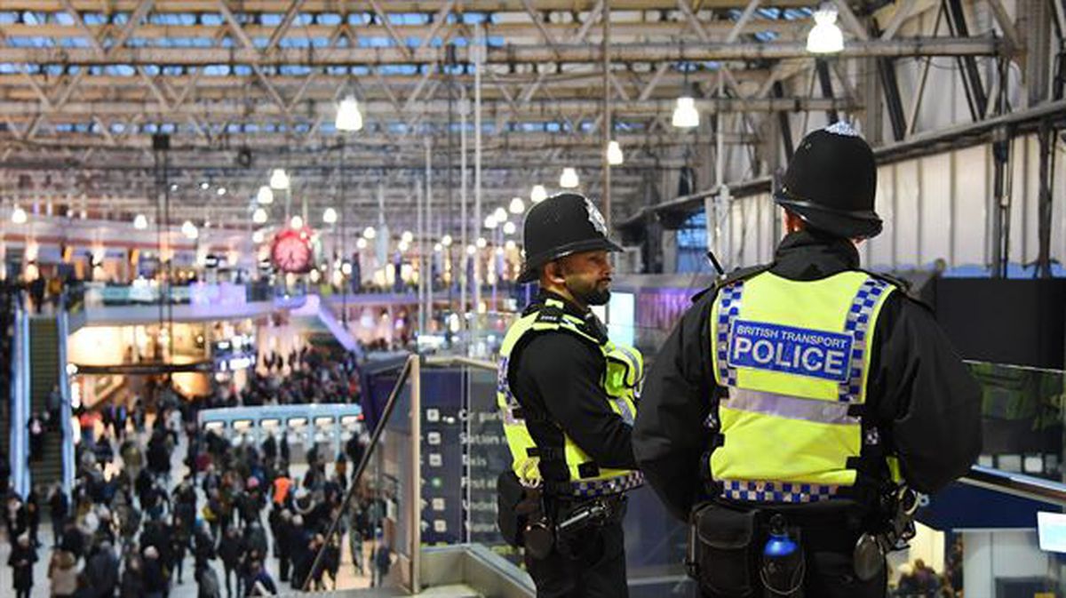 La policía vigila la estación de tren de Waterloo.