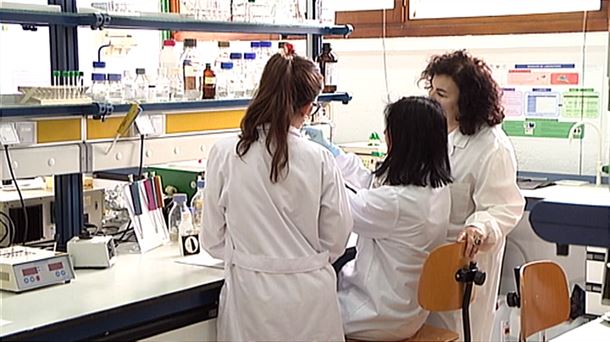 Varias trabajadoras en un laboratorio.