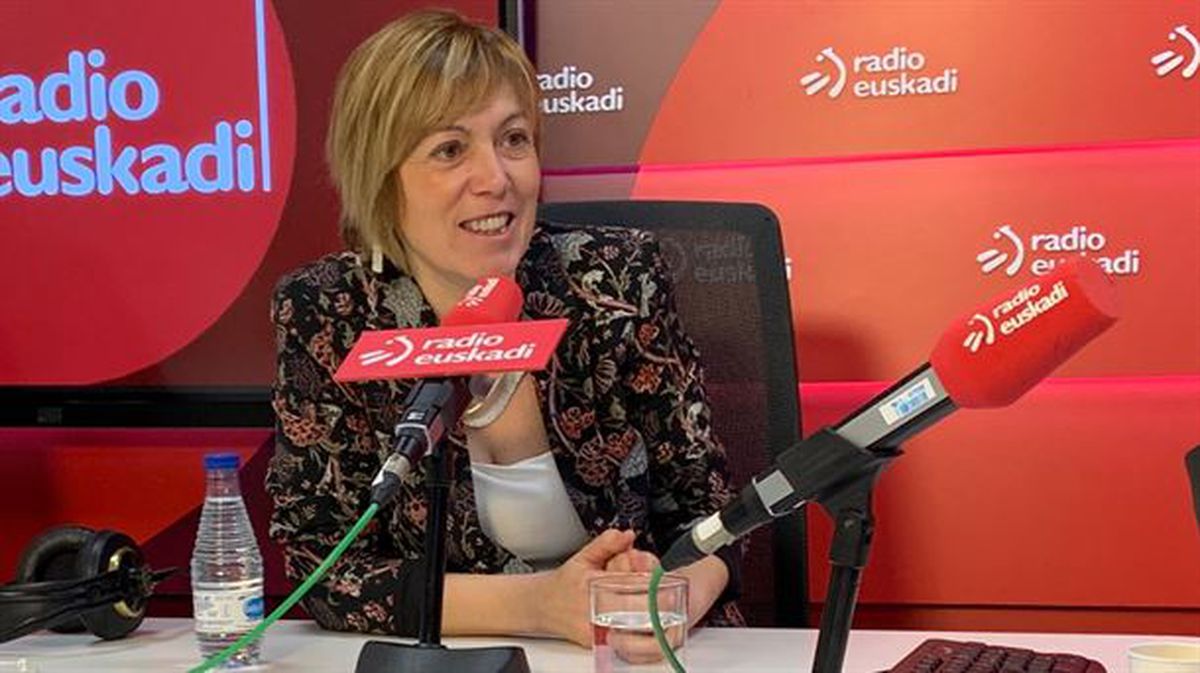 Miren Larrion, en Radio Euskadi. Foto: EiTB